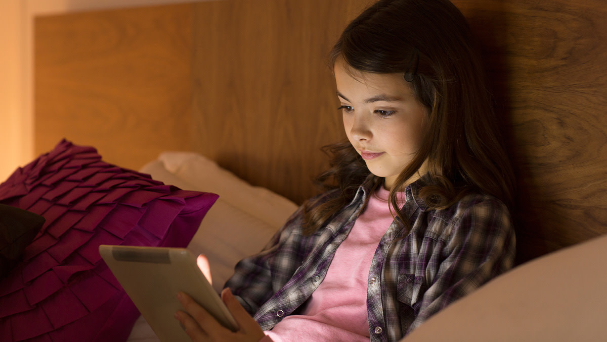 kid using tablet cd xuexd9