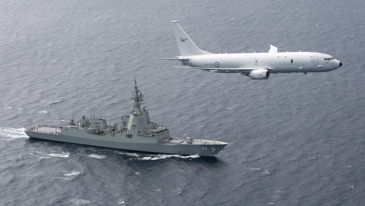 https://res.cloudinary.com/momentum-media-group-pty-ltd/image/upload/v1743123967/Defence%20Connect/P-8A_Poseidon_HMAS_Hobart_dc_gmxdwc.jpg