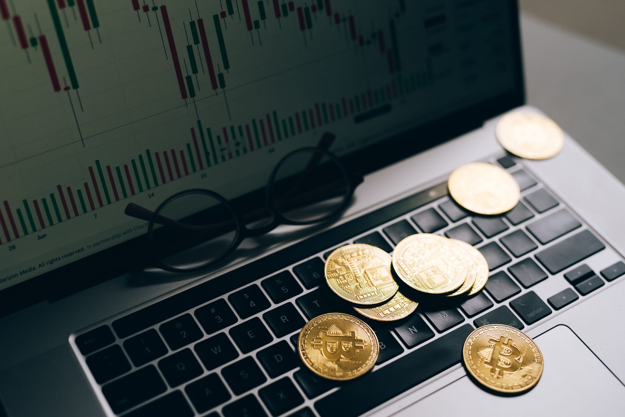Gold market sees mixed signals as ETF flows slow and rate hike expectations mount