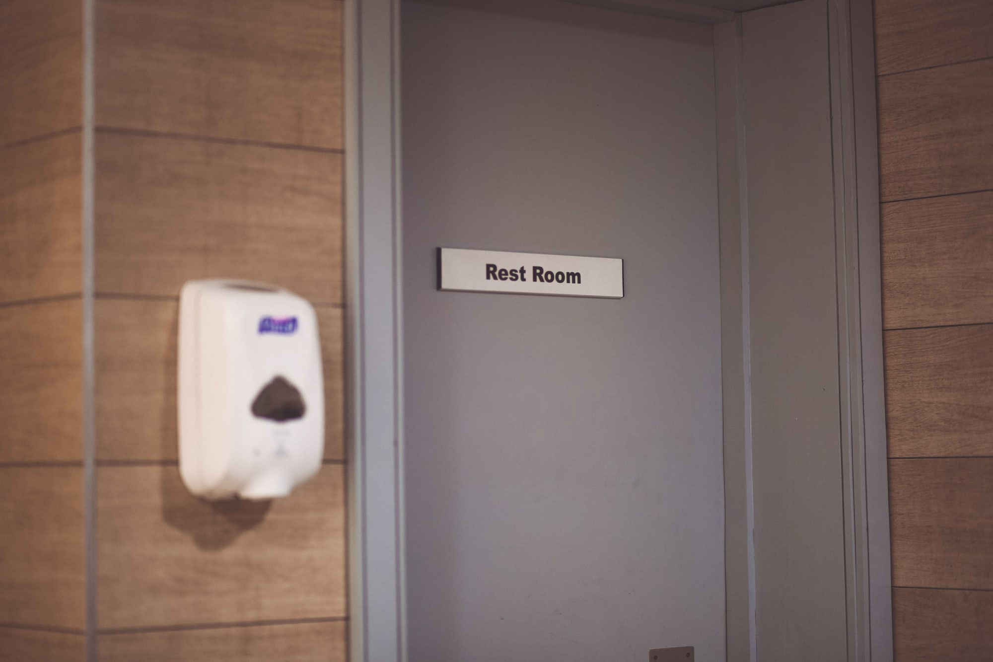 Rental-ready bathrooms: Why smart mirror upgrades can improve tenant appeal