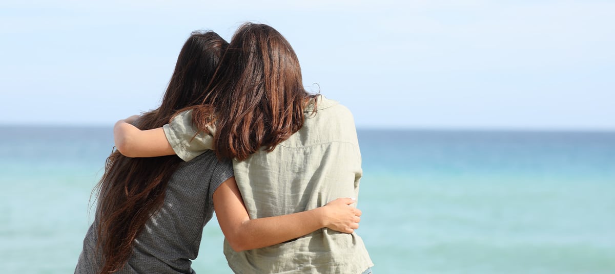 friends comforting ta oqxgtf