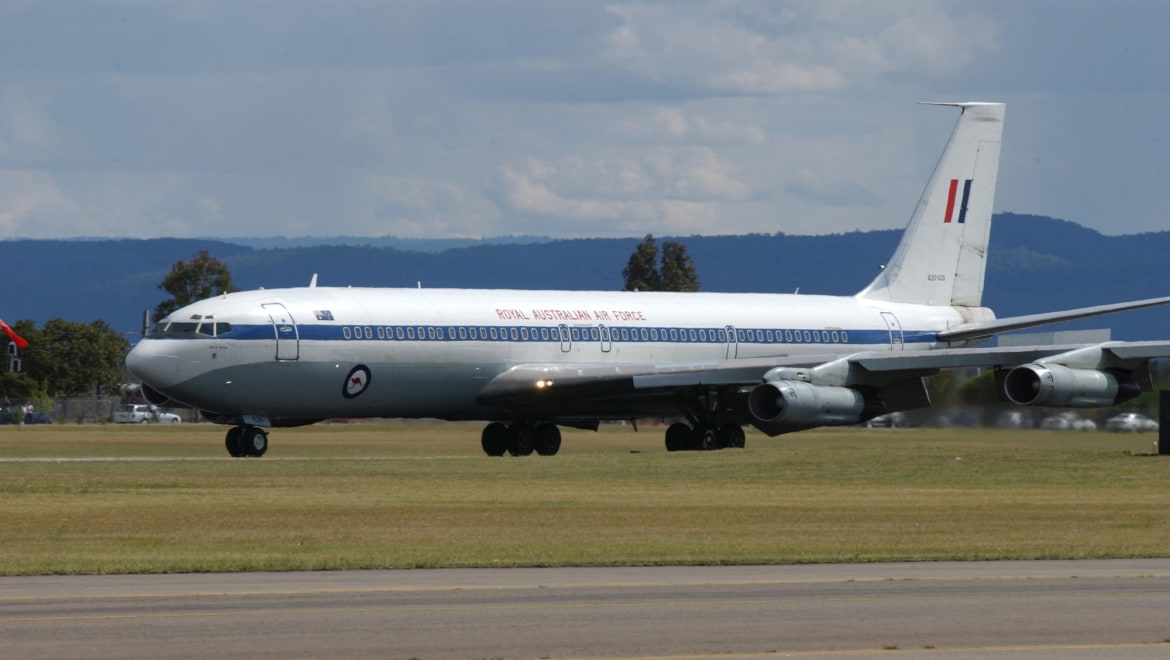 AFIR No: 000-157-659_0003Photographer: LACW Christine WilliamsUnit CD No: Ric Raw 019_2002What: 84Wing - 33SQN Detachment Welcome Home paradeWho: When: 29 Sep 2002Why: Where: RAAF Base Richmond