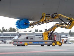 Airlines cut cleaning time and water use with automated washing robots