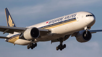 8 Australians hospitalised after Singapore flight hits turbulence