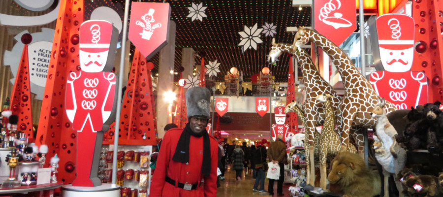 ⁴ᴷ⁶⁰ Walking Tour of the Louis Vuitton Fifth Avenue Store, NYC during the  Holidays 2018 