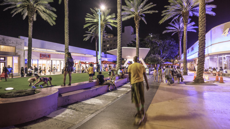 Lincoln Road Mall in South Beach - Tours and Activities