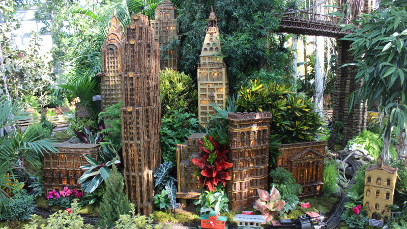 Guide To New York Botanical Garden S Holiday Train Show Mommy