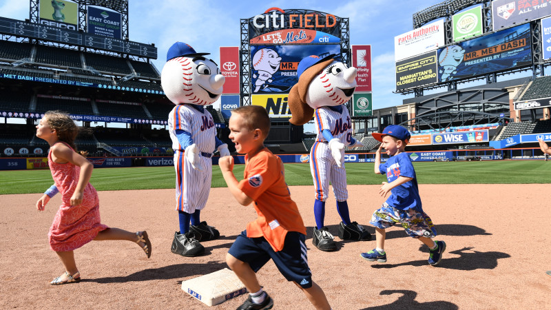 Mr. Met & family  Ny mets baseball, New york mets baseball, Mets baseball