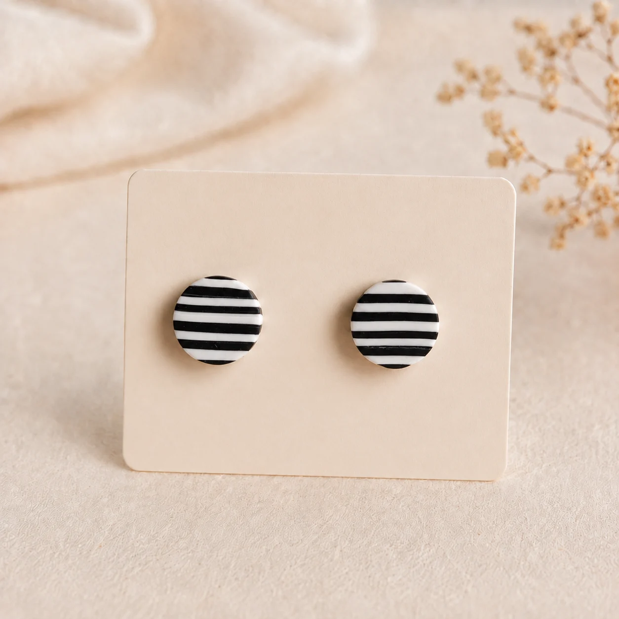 Monochrome Streifen-Ohrstecker