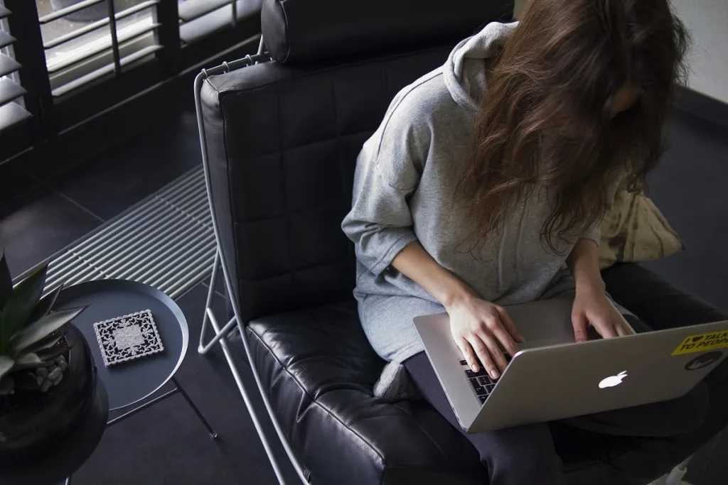 Femme avec son ordinateur portable sur les genoux