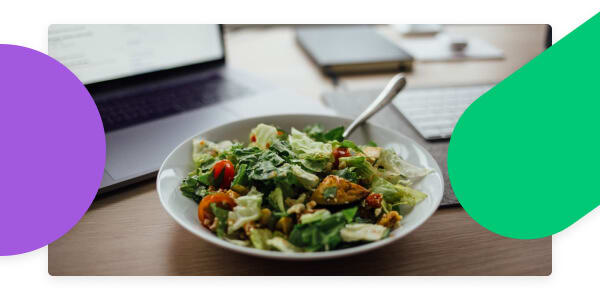 A meal plan for a week. Bowl with vegetable salad in the workplace near the  computer. Lunch in the office during a break between work Stock Photo -  Alamy