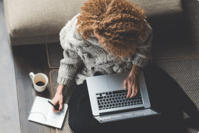 personne en train de travailler sur son ordinateur portable