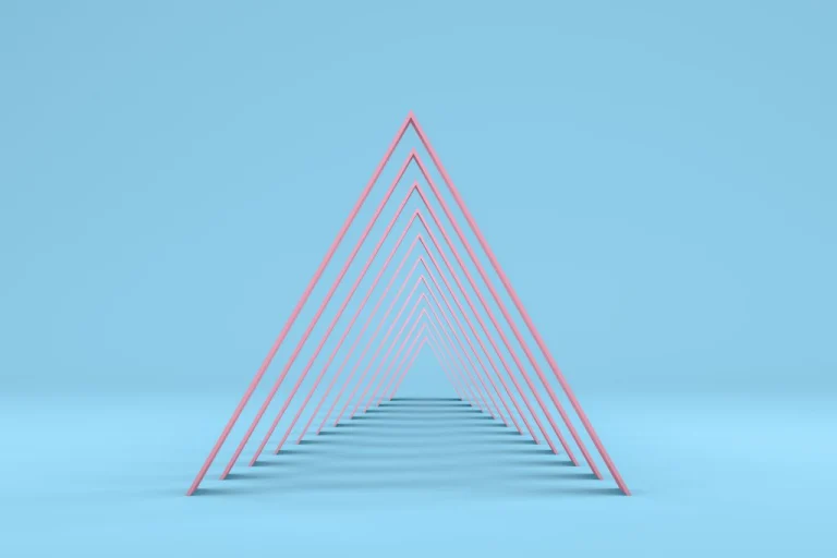 plusieurs triangles imbriqués les uns dans les autres