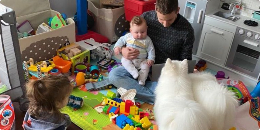 Homme en train de jouer avec ses enfants et son chien