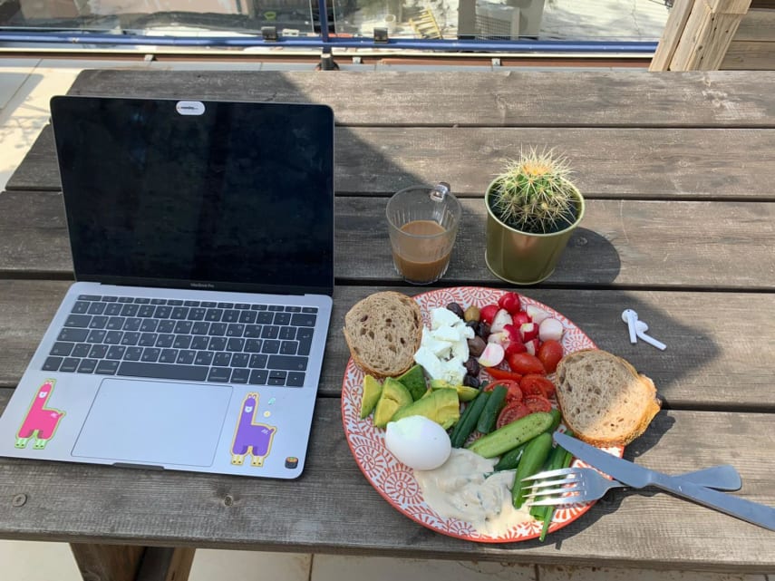 Ordinateur portable avec assiette à côté