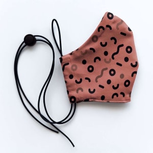 Mondmasker Cup Curly red met elastiek en stopper voor Volwassen Mondmasker Cup Curly red met elastiek en stopper voor Volwassen