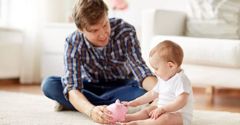 Niño pequeño aprendiendo sobre el dinero de sus padres