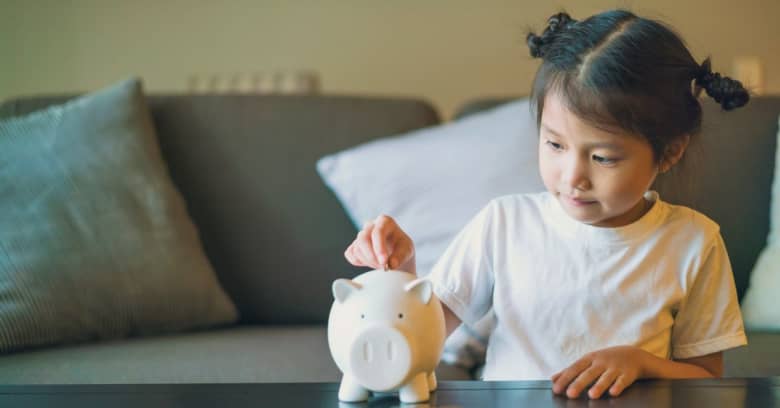 El niño aprende sobre el dinero.