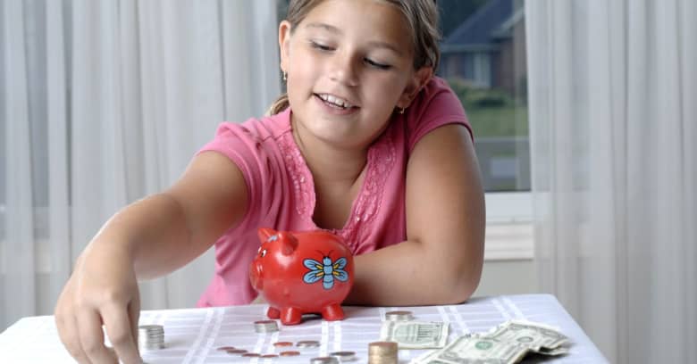 Estudiante de secundaria aprende sobre el dinero