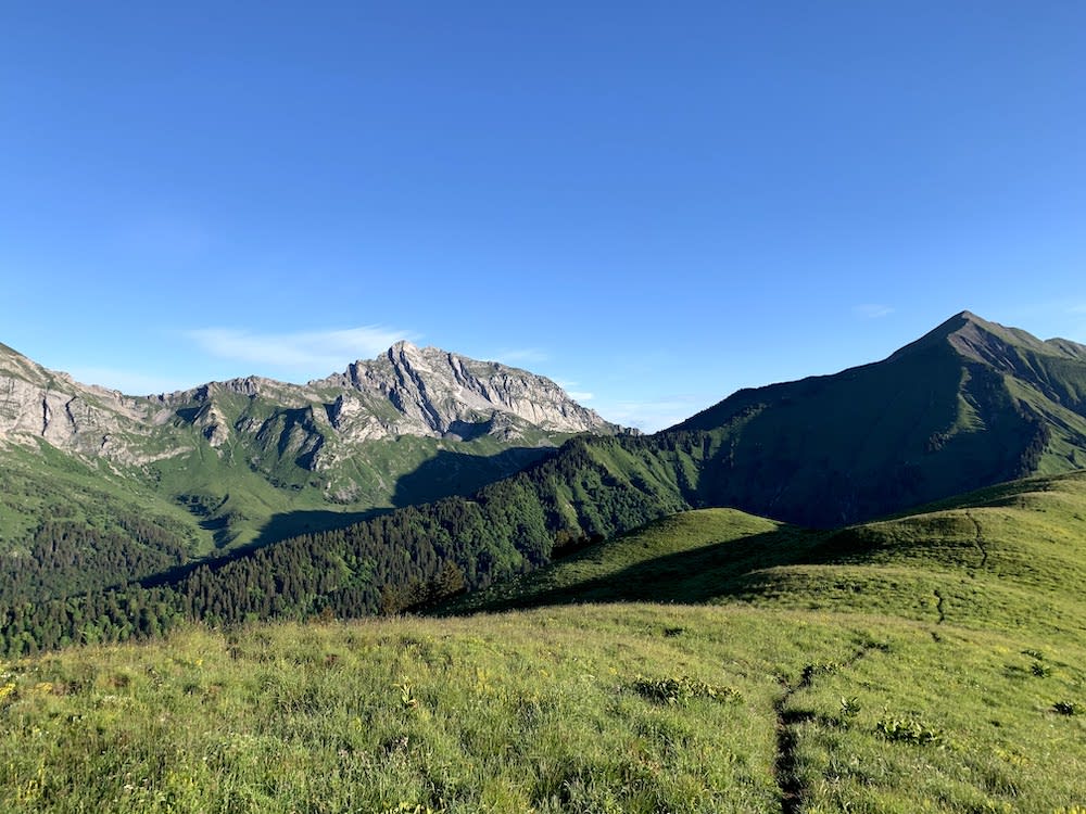 La crête au dessus du chalet d'Orisan. Au fond à gauche l'Arcalod, à droite la pointe de la chaurionde