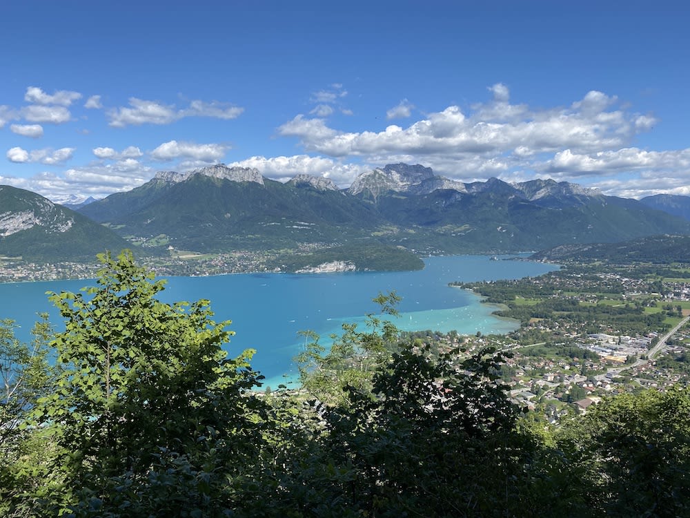 Le lac d'Annecy, depuis le sentier de la crête