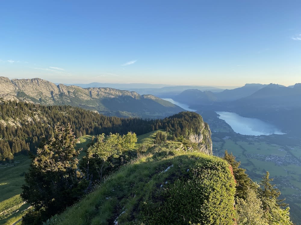 Vue sur le lac d'Annecy depuis la croix du Roy