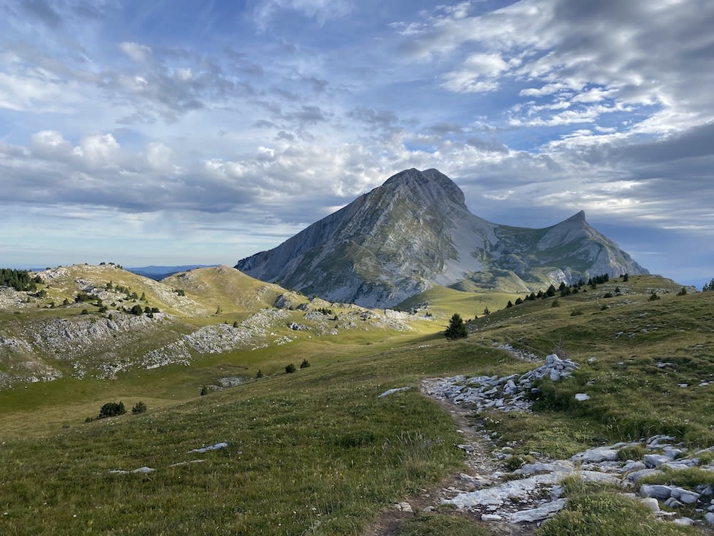 Depuis le Pas des Bachassons, on voit en face le Grand Veymont et l'aiguillette (ou Petit Veymont) juste à sa droite.