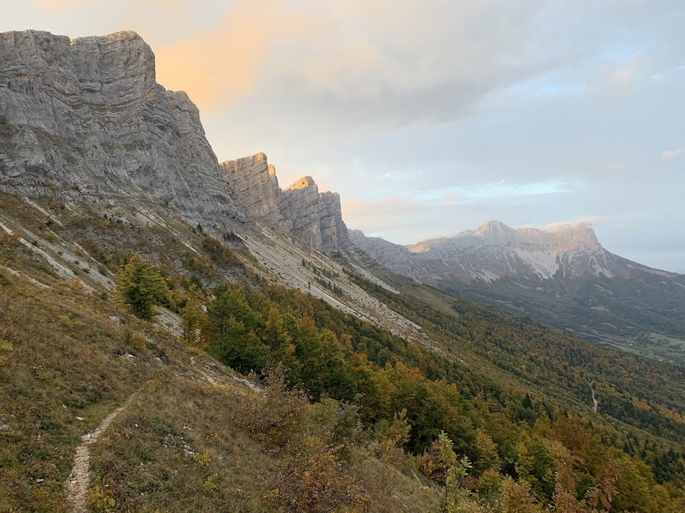 Le sentier des Balcons Est longe la majestueuse barre du Vercors, juste sous les falaises.