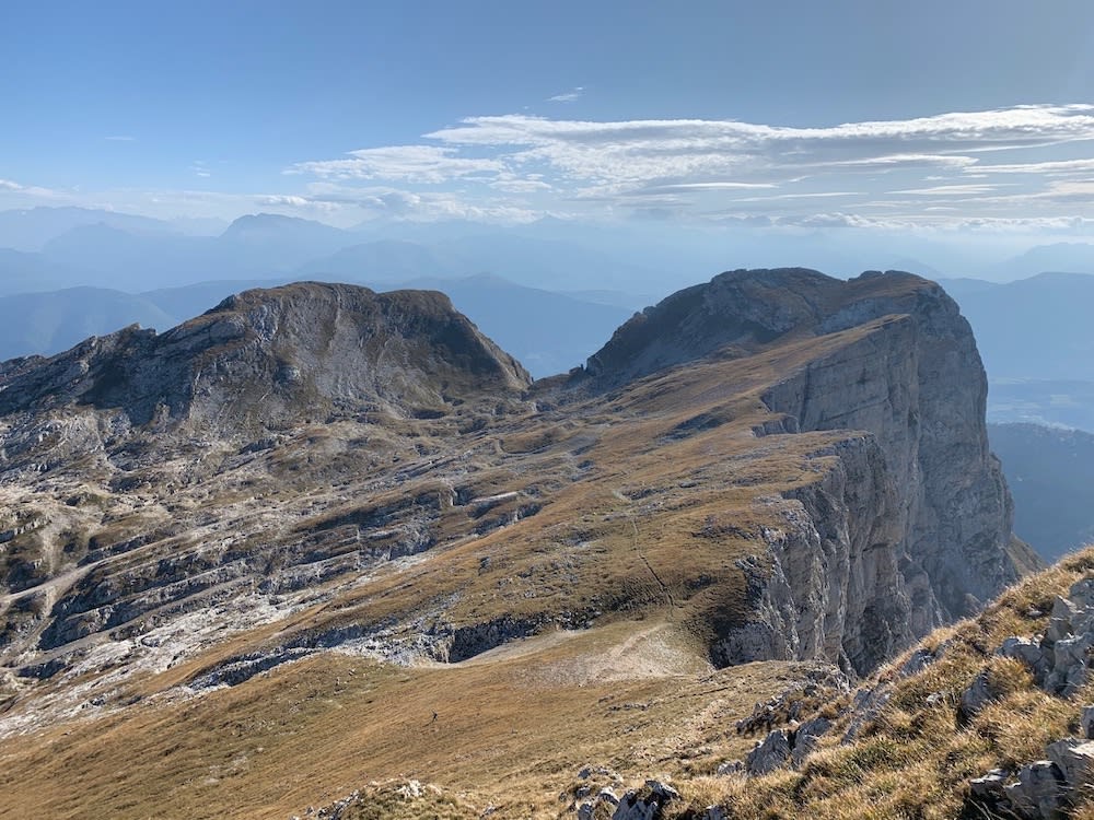 Le col des Deux-Soeurs, avec à gauche la Petite soeur Sophie (2162m) et à droite la Grande soeur Agathe (2194m).