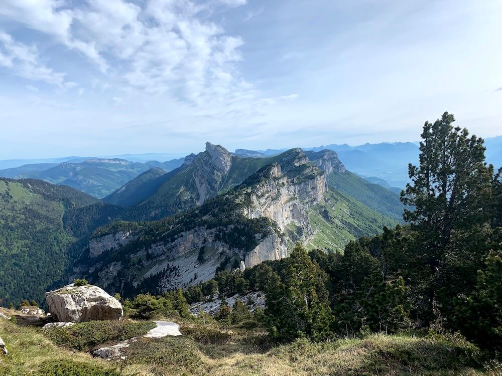 La crête qui sépare la chartreuse de la vallée du Grésivaudan depuis le chemin de la cheminée du paradis