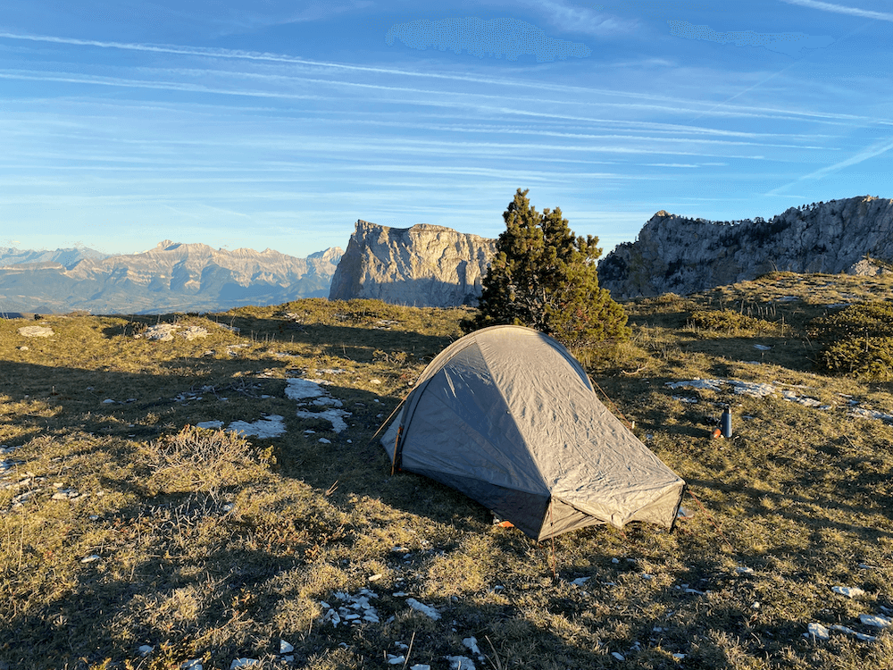 Bivouac au Pas des Chattons avec vue sur le Mont Aiguille