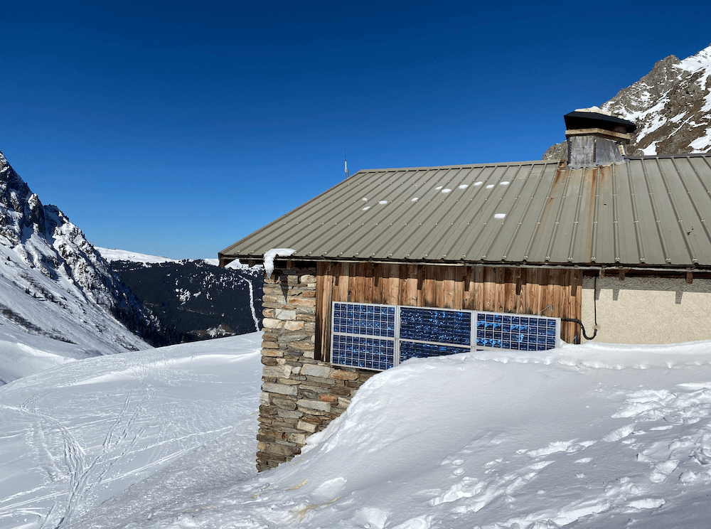 Le refuge de la Combe Madame en hiver