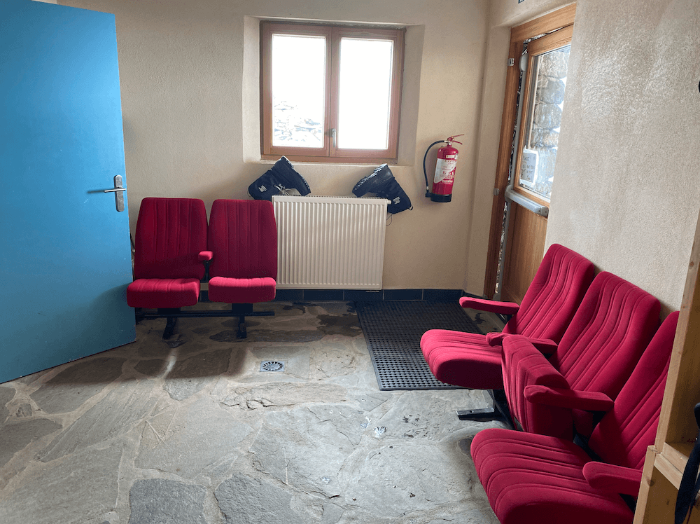 L'entrée du refuge et ses sièges de cinéma. Tout confort !
