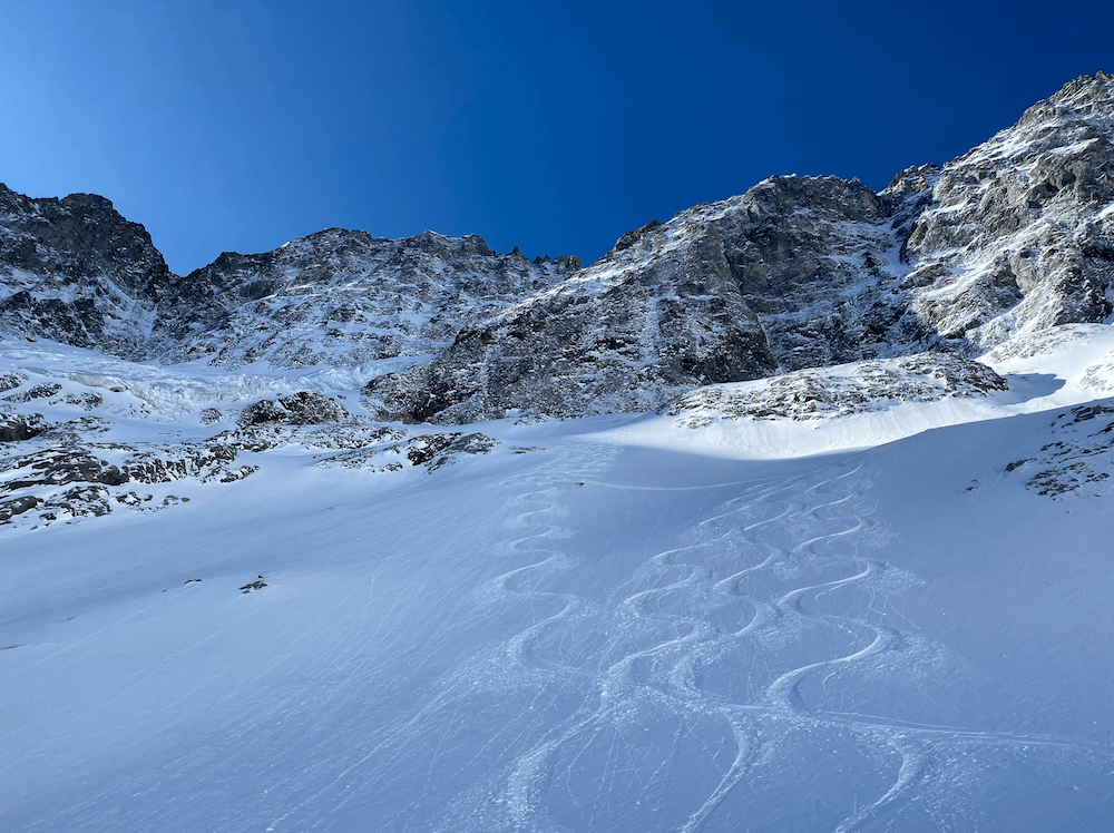Descente du glacier, belle ambiance et neige excellente.