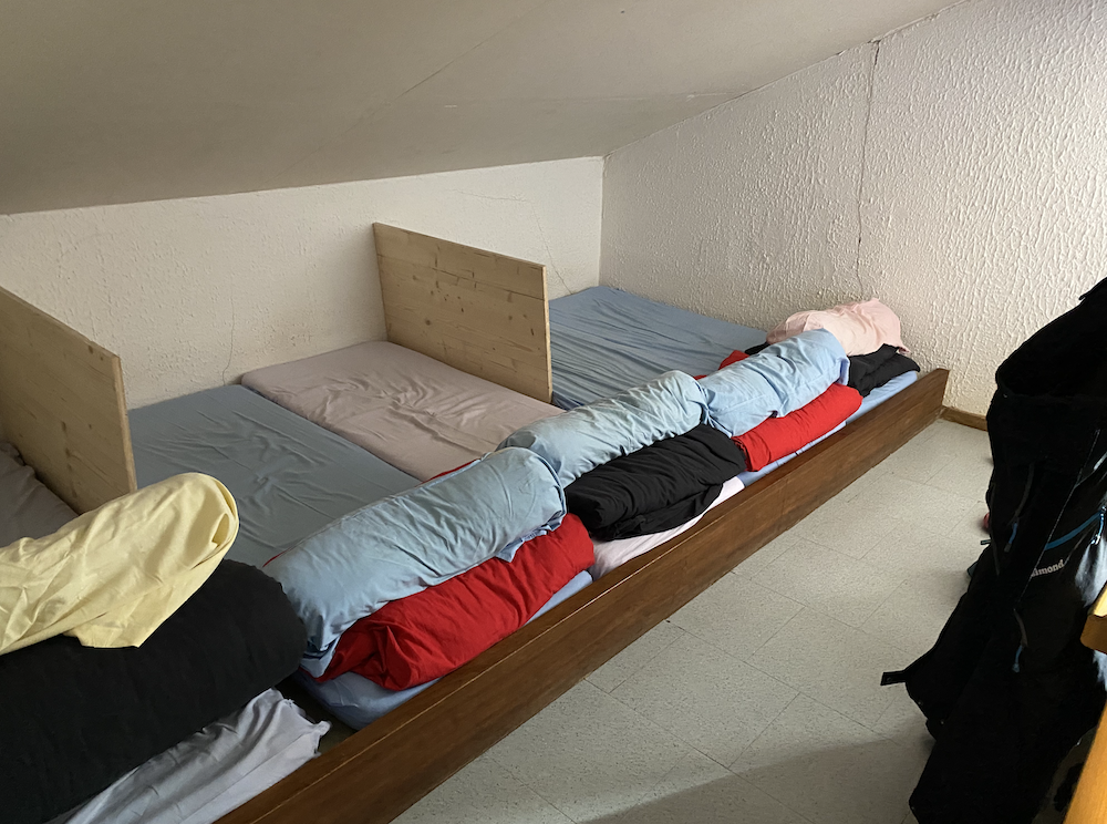Le quart d'un dortoir du refuge Adèle Planchard.