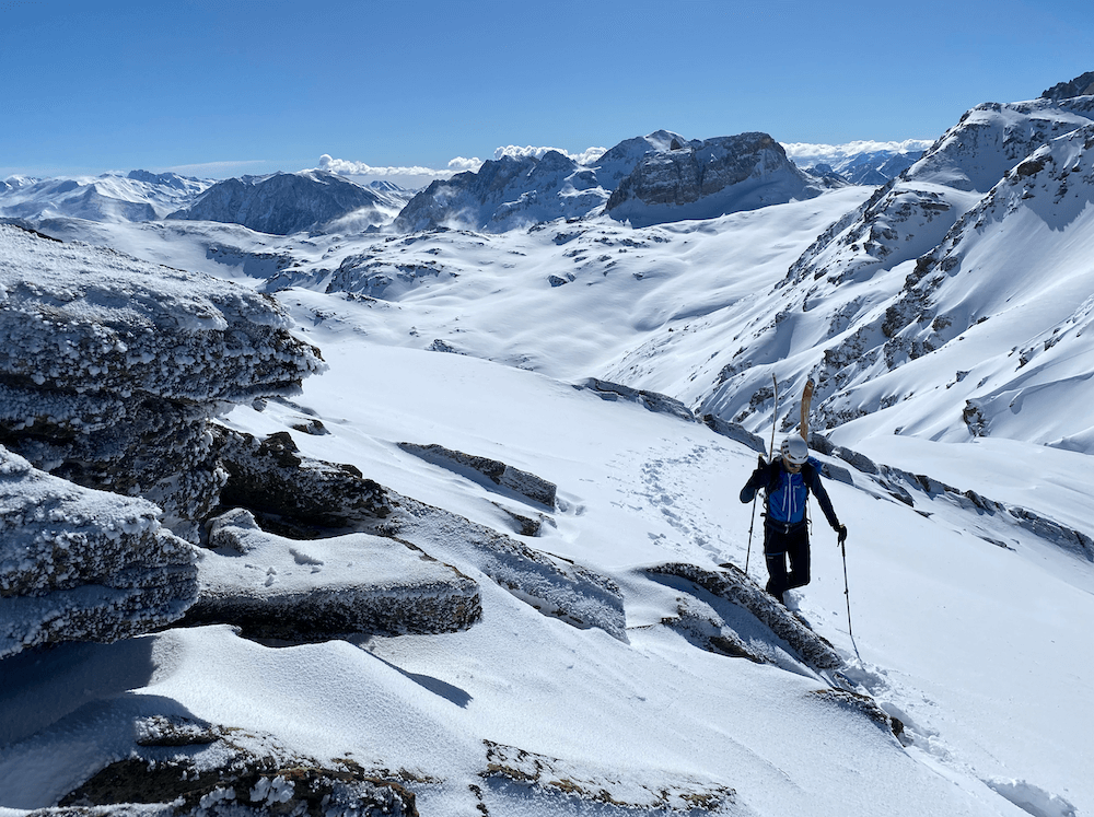 À l'approche du col, on met les skis sur le dos.