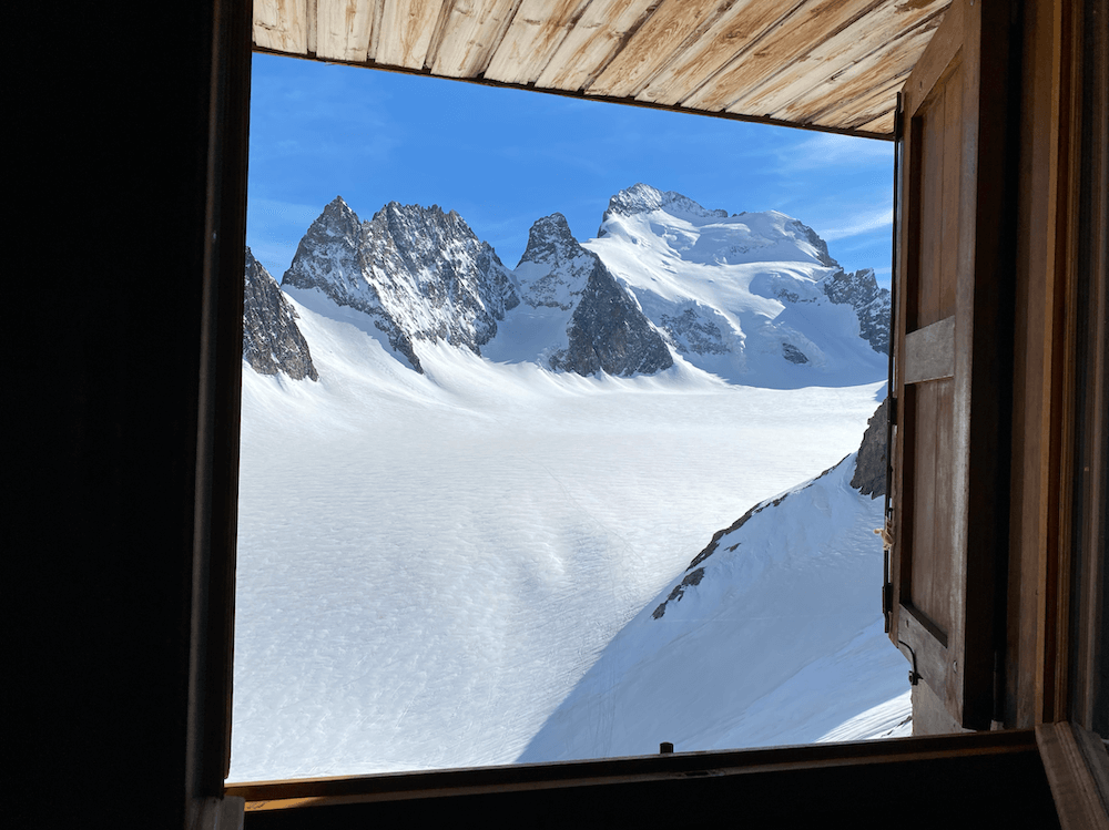 Vue sur la barre des écrins depuis le dortoir du refuge
