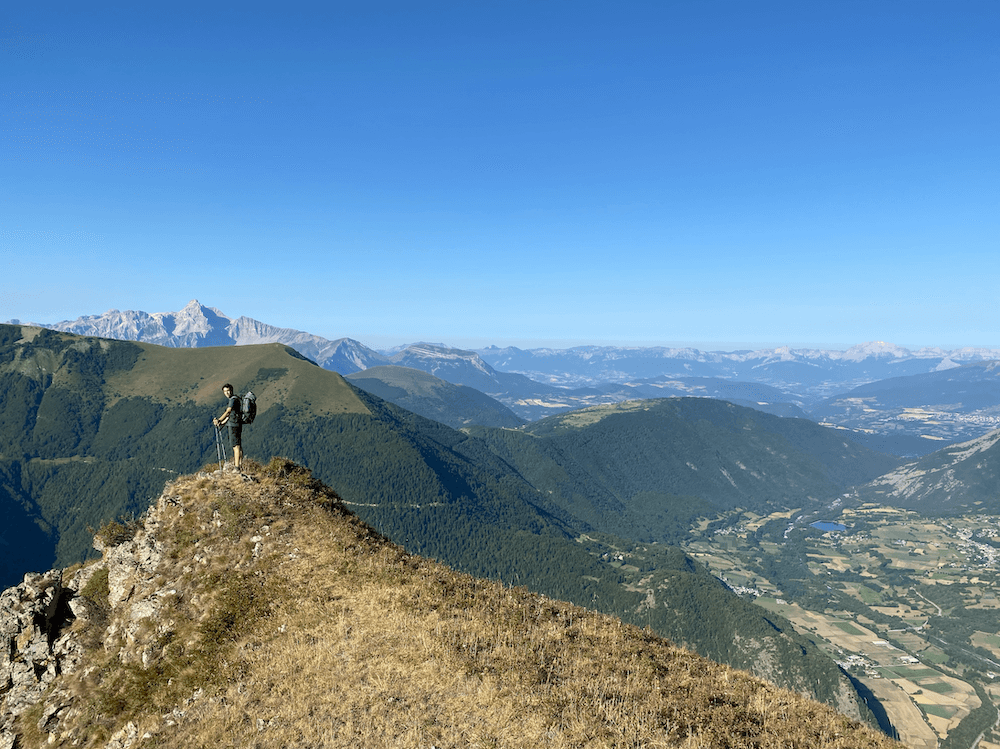Entraigues et le Col de Pierre Grosse au fond