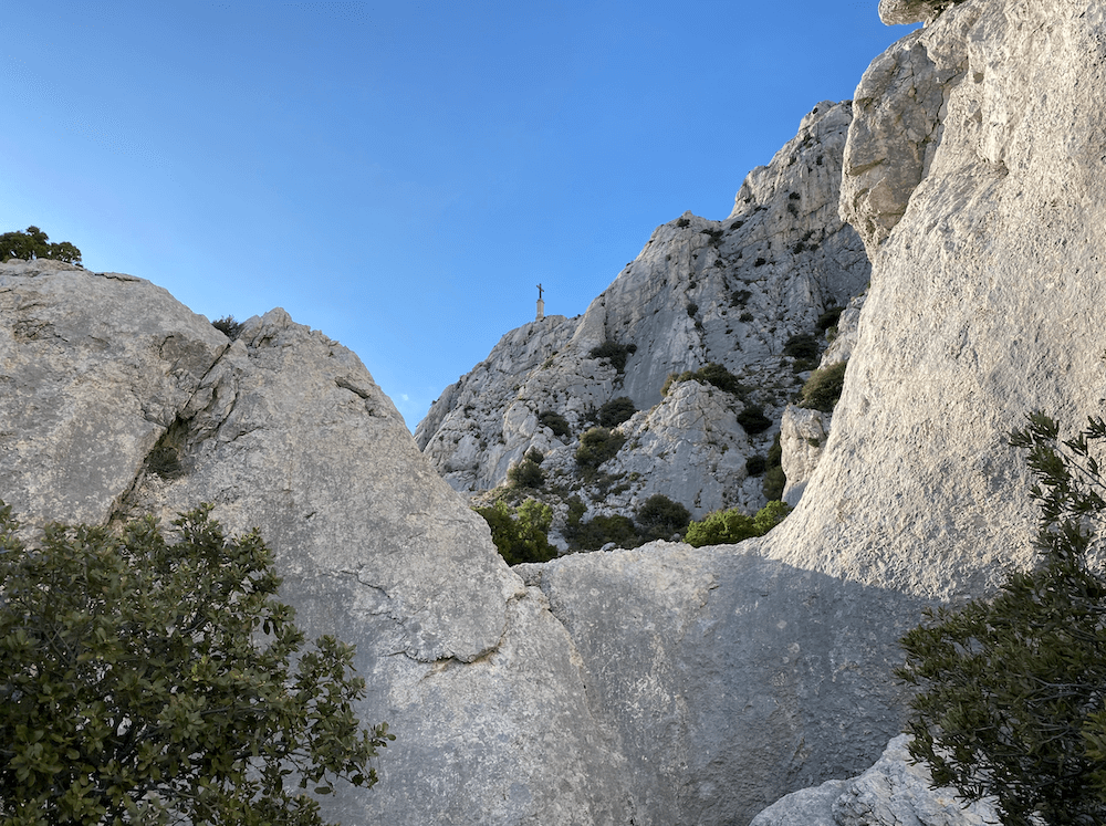 Montée vers la Croix de provence après le balcon sud