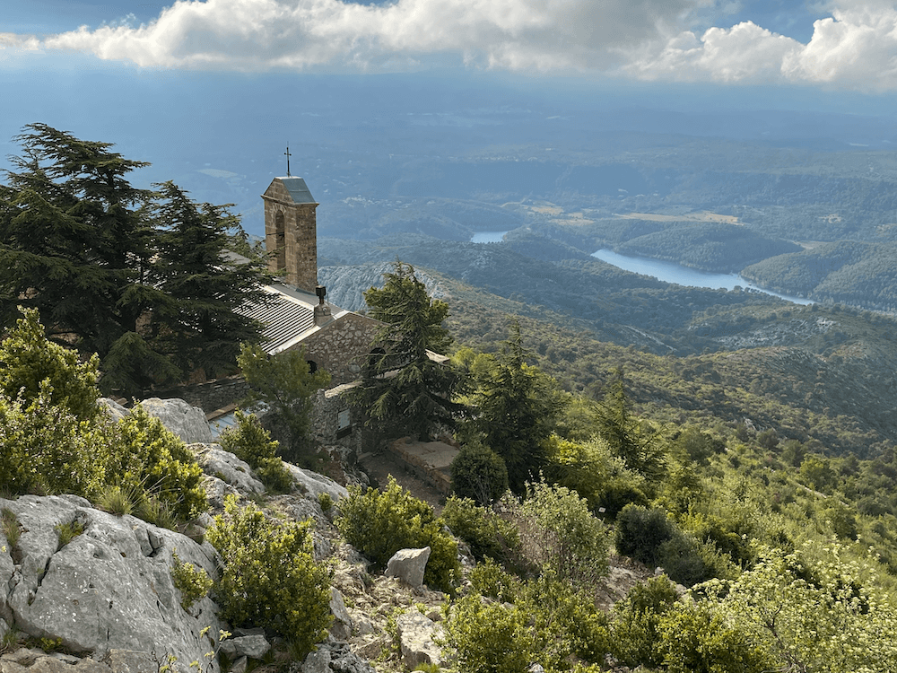 Le prieuré depuis le chemin qui monte à la Croix de Provence