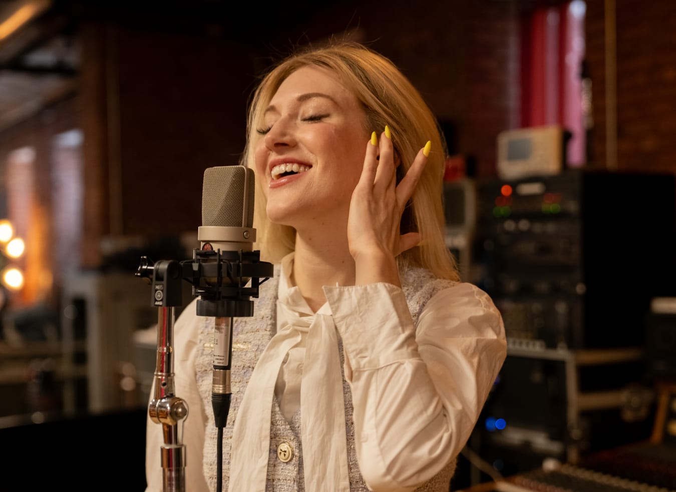 Build A Confident
Singing Voice You Can Trust On Any Stage