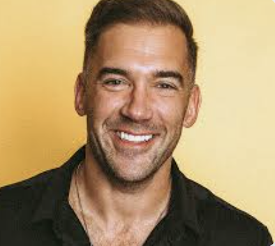 Lewis Howes, New York Times bestselling author of The School of Greatness's profile