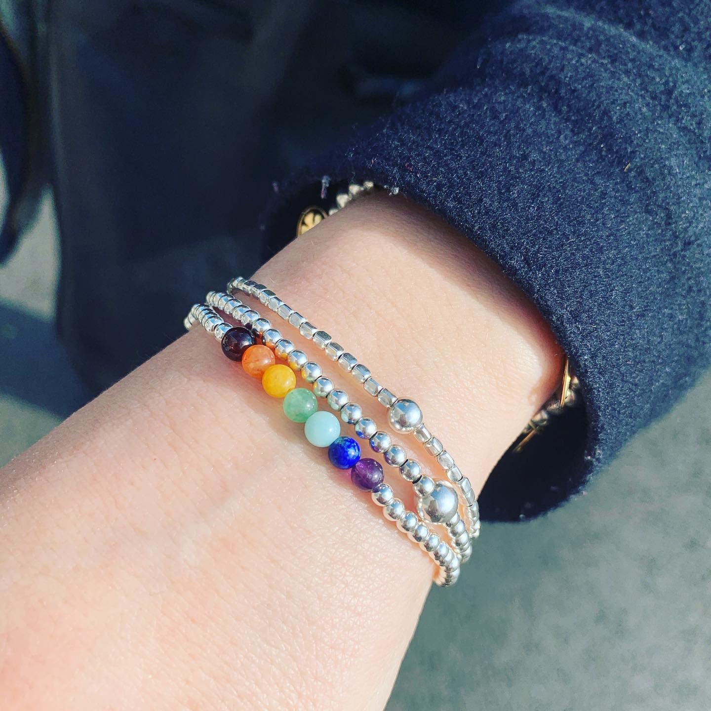 Bracelet de perles 3mm et perles Chakra (améthyste, lapis, amazonite, péridot, citrine, pierre du soleil, grenat) - Argent massif 925 - Les fées chouettes