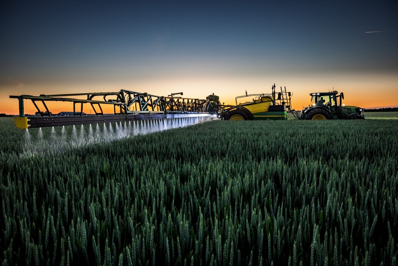 Le plus grand pulvérisateur traîné jamais conçu par John Deere
