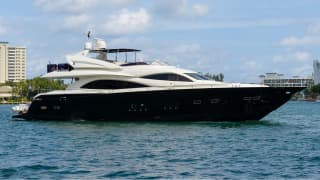 Luxury motor yacht Sunseeker-90 LEADING FEARLESSLY for sale