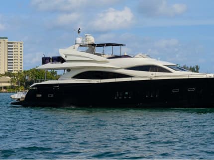 Luxury motor yacht Sunseeker-90 LEADING FEARLESSLY for sale