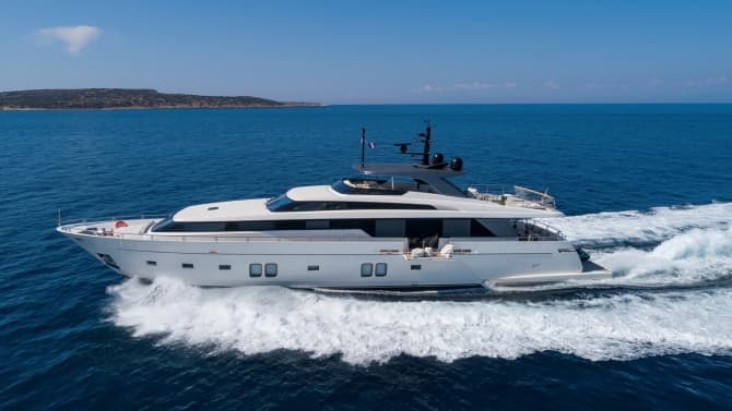 106ft SANLORENZO YACHTS yacht DINAIA SAN LORENZO SL 106 u2014 exterior