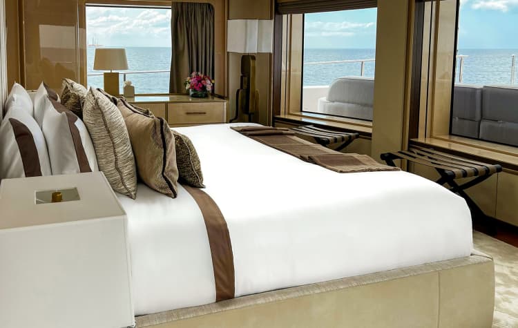 AMOR-A-VIDA Yacht Charter