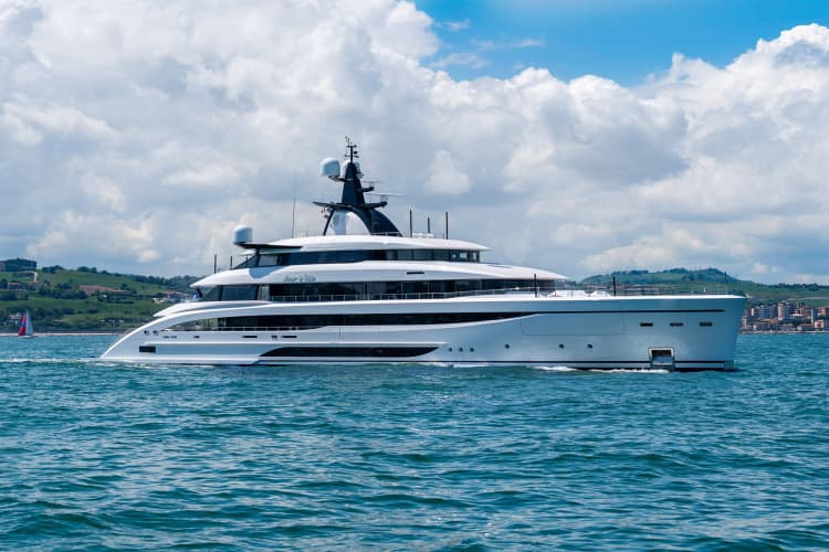 AMOR-A-VIDA Yacht Charter