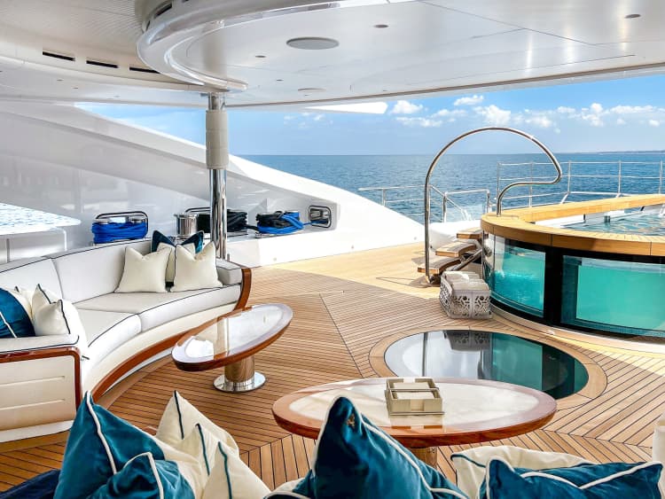 AMOR-A-VIDA Yacht Charter